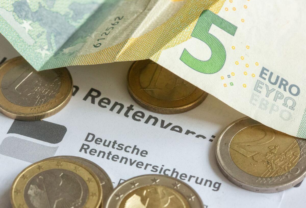Rente 2025: Wichtige Änderungen für Senioren beachten Münzen und eine Banknote liegen auf einer Renteninformation der Deutschen Rentenversicherung. Für eine bestimmte Gruppe von Senioren ist die komplette Rente in Gefahr. Betroffene müssen unbedingt handeln.