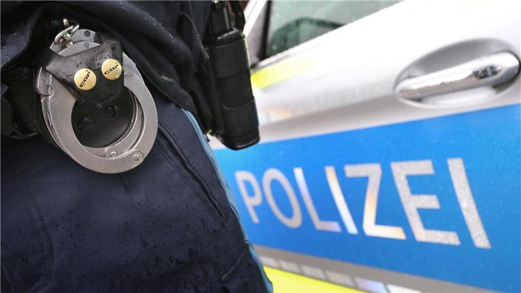 Für einen aggressiven Fahrgast endet eine Zugfahrt mit einer Festnahme. (Symbolbild)