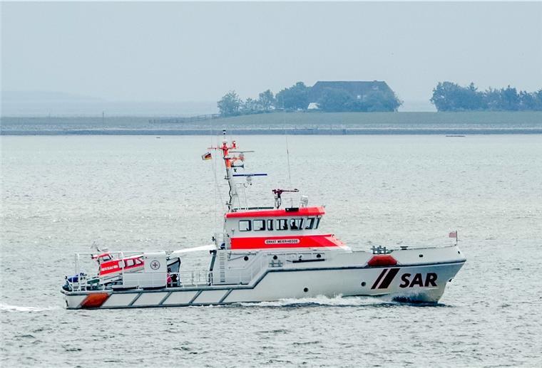 Brennender Krabbenkutter auf der Nordsee Seenotrettungskreuzer im Einsatz
