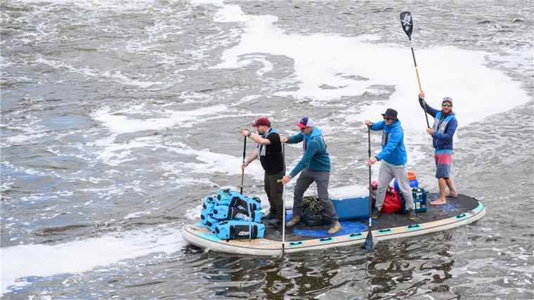 Für einen guten Zweck wollen vier Männer auf einem Board die Weser von Hann. Münden im Landkreis Göttingen bis nach Bremerhaven paddeln. 