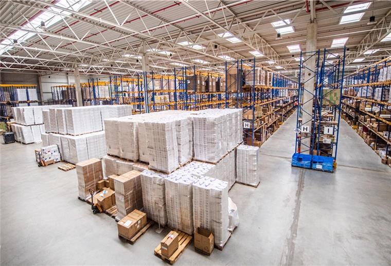 Für einen kleineren CO2-Fußabdruck: Die 8000 Quadratmeter große Logistikhalle der Firma Erich Nonne verfügt über ein Oberlichtsystem, das selbst an wolkigen Tagen LED-Beleuchtung überflüssig macht.
