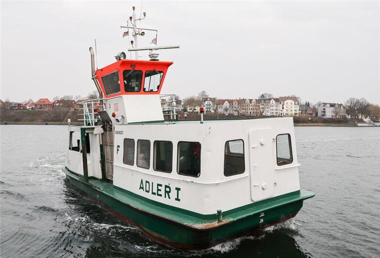 Heftige Personalprobleme bei Fähren: So schlimm ist die Lage wirklich Die Fähre Adler 1 ist auf dem Nord-Ostsee-Kanal zwischen Wik und Holtenau unterwegs.