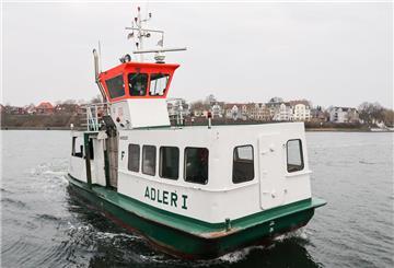 Die Fähre Adler 1 ist auf dem Nord-Ostsee-Kanal zwischen Wik und Holtenau unterwegs.