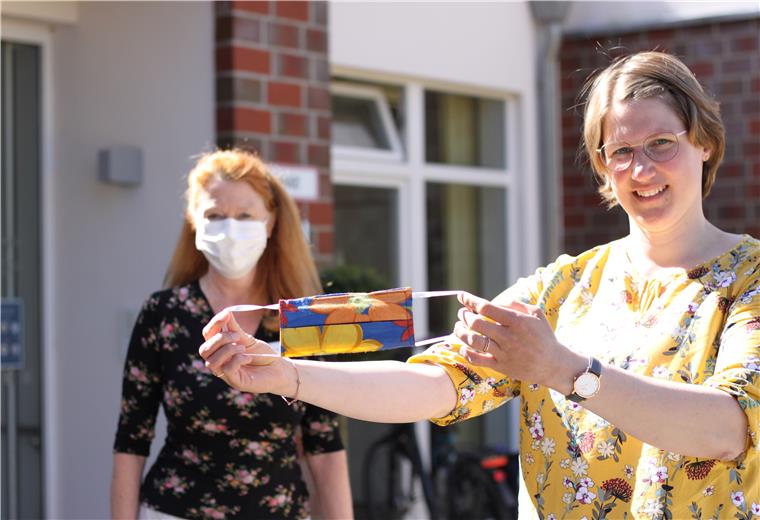 Für Einrichtungsleiterin Christiane Grünewald (links) und ihre Mitarbeiter von der Jan-Reiners-Seniorenresidenz in Tarmstedt gehören Schutzmasken inzwischen zum Alltag. Jetzt hat Johanna Bäsmann von den Landfrauen Behelfsmasken aus Stoff auch für die Bewohner vorbeigebracht.