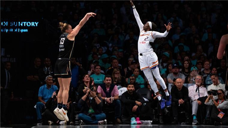 WNBA: Sabally hält Playoff-Duell mit ihrer Schwester offen Für Fiebich (links) und die Liberty lief kaum etwas zusammen.