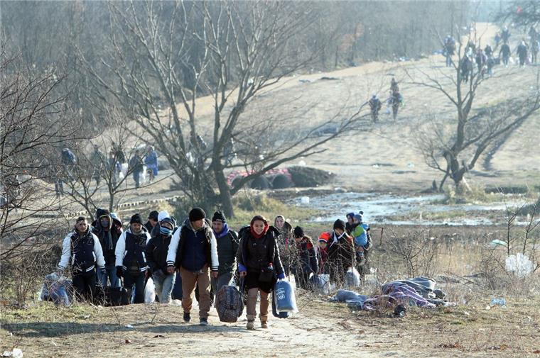 Die Balkanroute ist der Flüchtlingsweg nach Westeuropa Für Flüchtlinge aus Syrien, Afghanistan und dem Irak ist es immer schwerer, über die sogenannte Balkanroute Zuflucht zu finden. rom Macedonia, according to data of the Commissariat for Refugees of the Republic of Serbia. zu dpa "Trotz Wintereinbruchs Tausende Flüchtlinge auf der Balkanroute" vom 03.01.2016) +++(c) dpa - Bildfunk+++