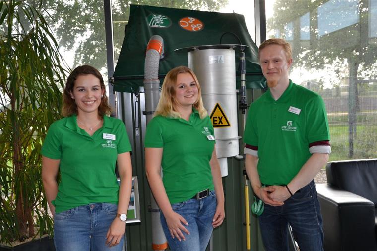 Ausbildungs-Navi: Vier Firmen aus Zeven buhlen um Bewerber Für Fragen rund um die Inhalte und den Ablauf der Ausbildungen sowie des Unternehmens MT-Energie Service standen unter anderem die angehenden Kauffrauen für Büromanagement Teresa Böhme (von links), Ann-Katrin Ahlf und der Personalreferent Robert Buchsteiner zur Verfügung.