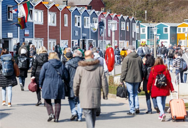 Inseln kämpfen mit Personalmangel Für Gastronomie und Hotels im Norden ist es schwierig, Personal zu finden. Das ist auf dem Festland und den Nordseeinseln so. Doch die Inseln müssen aufgrund ihrer Lage mit besonderen Problemen kämpfen: Wohnraum ist zum Beispiel oft knapp.