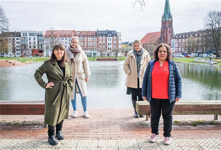 Für ihr Projekt „99 Heldinnen“ trommeln schon mal die ersten vier (von links): Ebru Aydin, Carolin Peckel, Jaquelin Naumann und Soad Omar.