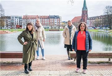 Für ihr Projekt „99 Heldinnen“ trommeln schon mal die ersten vier (von links): Ebru Aydin, Carolin Peckel, Jaquelin Naumann und Soad Omar.