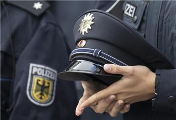 Eine junge Bundespolizistin hält bei der Vereidigungsfeier der Bundespolizeidirektion auf dem Flughafen Frankfurt ihre Mütze in den Händen. 
