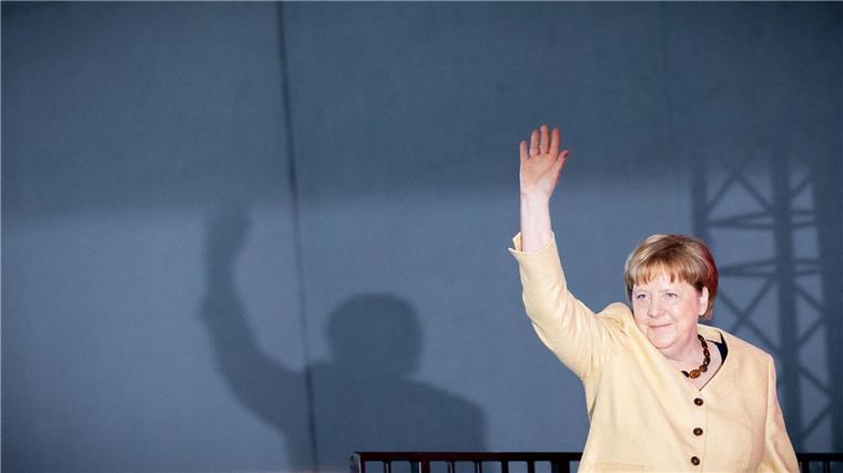 „Wir schaffen das“: Merkel verteidigt ihren Migrationskurs Für ihre Haltung in der Flüchtlingspolitik 2015 erhält Merkel auf dem Kirchentag viel Applaus.