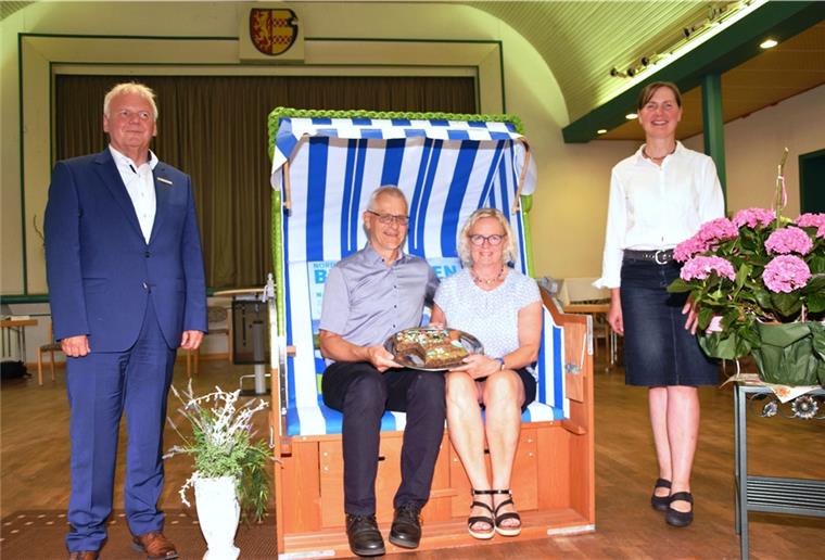 Butjadingen: Zum Abschied viel Lob für Bürgermeisterin Ina Korter Für Ina Korter (Zweite von rechts) gab es viele Präsente, unter anderem einen Strandkorb und einen Kuchen in Butjadingen-Form. Das Foto zeigt zudem (von links) Landrat Thomas Brückmann, Ina Korters Lebensgefährten Henry Behm und Ratsvorsitzende Uta Meiners.
