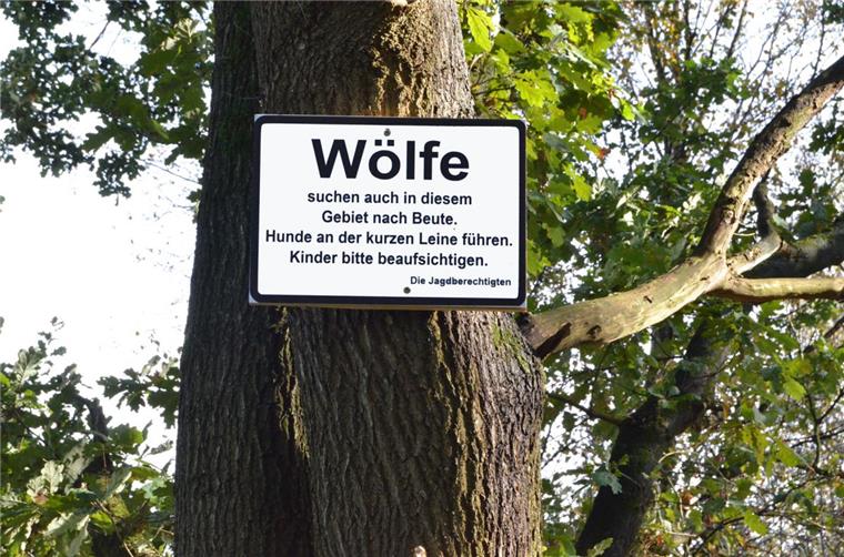 Stotel: Schilder im Wald warnen vor dem Wolf Für Irritationen sorgen Schilder, die in Stotel und umzu vor Wölfen warnen.
