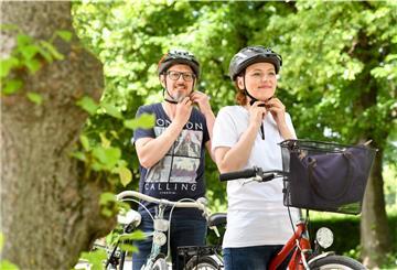 Für jeden Kopf den richtigen Deckel: Damit ein Fahrradhelm richtig schützt und nicht unbequem wird, muss er zur eigenen Kopfform passen und richtig justiert werden. 