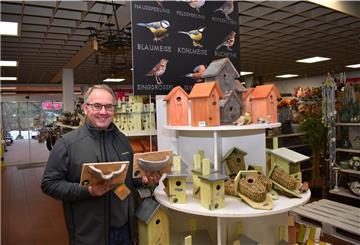 Für jeden Vogel im Garten gibt es die passende Nisthilfe. Gartenspezialist Michael Meyer hält in seinem Fachgeschäft fertige Nisthöhlen für Mehr- und Rauchschwalben in den Händen.