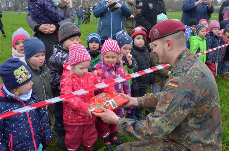 Soldaten aus Seedorf kommen mit Säcken voller Geschenke Für jedes Kind hatten die Soldaten aus Seedorf ein Päckchen dabei.