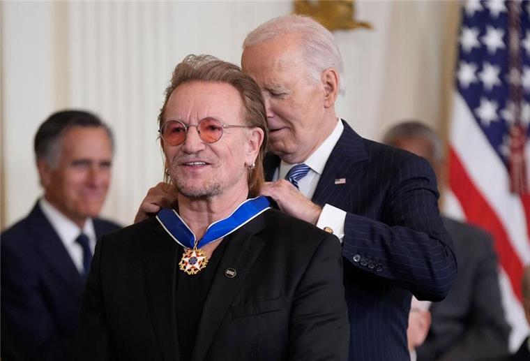 Von Bono bis Messi: Biden ehrt Promis mit Freiheitsmedaille Für Joe Biden ist es das letzte Mal, dass er die prestigeträchtigen Medaillen verleiht - wie hier an Musiker Bono.