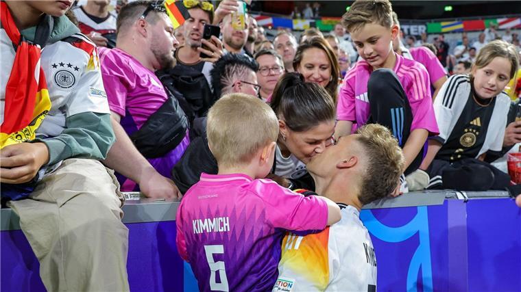 Papa Kimmich nimmt’s jetzt leichter Für Joshua Kimmich hat sich mit seiner Familie der Blick auf den Fußball verändert.