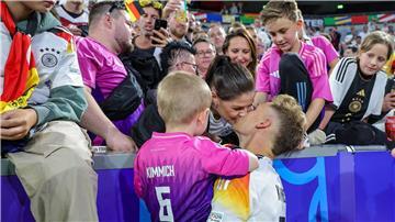 Für Joshua Kimmich hat sich mit seiner Familie der Blick auf den Fußball verändert. 