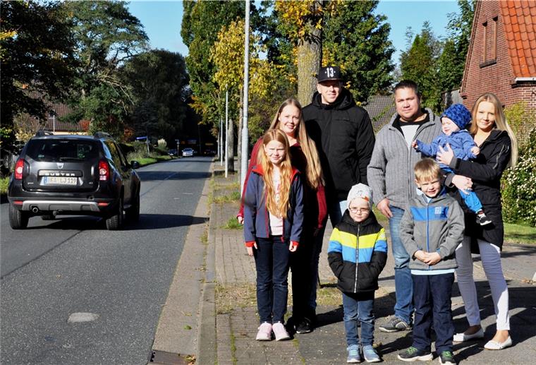 Anwohner der Blexersander Straße fordern Tempo 30 Für Kinder sei es oft schwierig und gefährlich, die Blexersander Straße zu überqueren, sagen die Familien Maake und Steenken. Deshalb fordern sie Tempo 30 auf der Verbindungsstraße zwischen B 212 und Martin-Pauls-Straße.