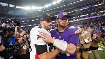 Für Kirk Cousins (l) war die Rückkehr ins Stadion der Vikings ein frustrierendes Erlebnis.