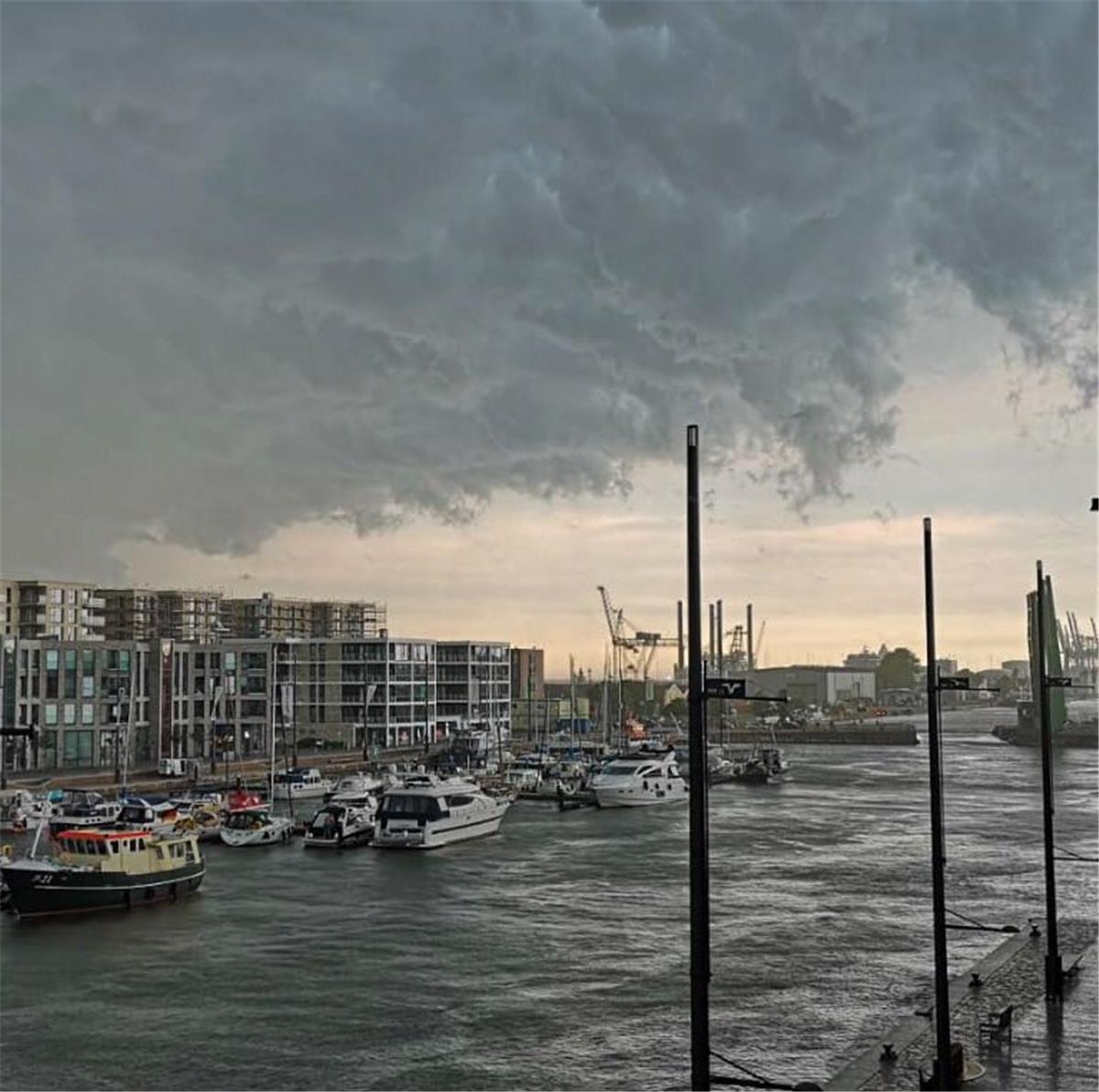 Beeindruckende Fotos vom Unwetter in Bremerhaven und umzu Für kurze Zeit gab es am Mittwochabend ein Unwetter in Bremerhaven und umzu.