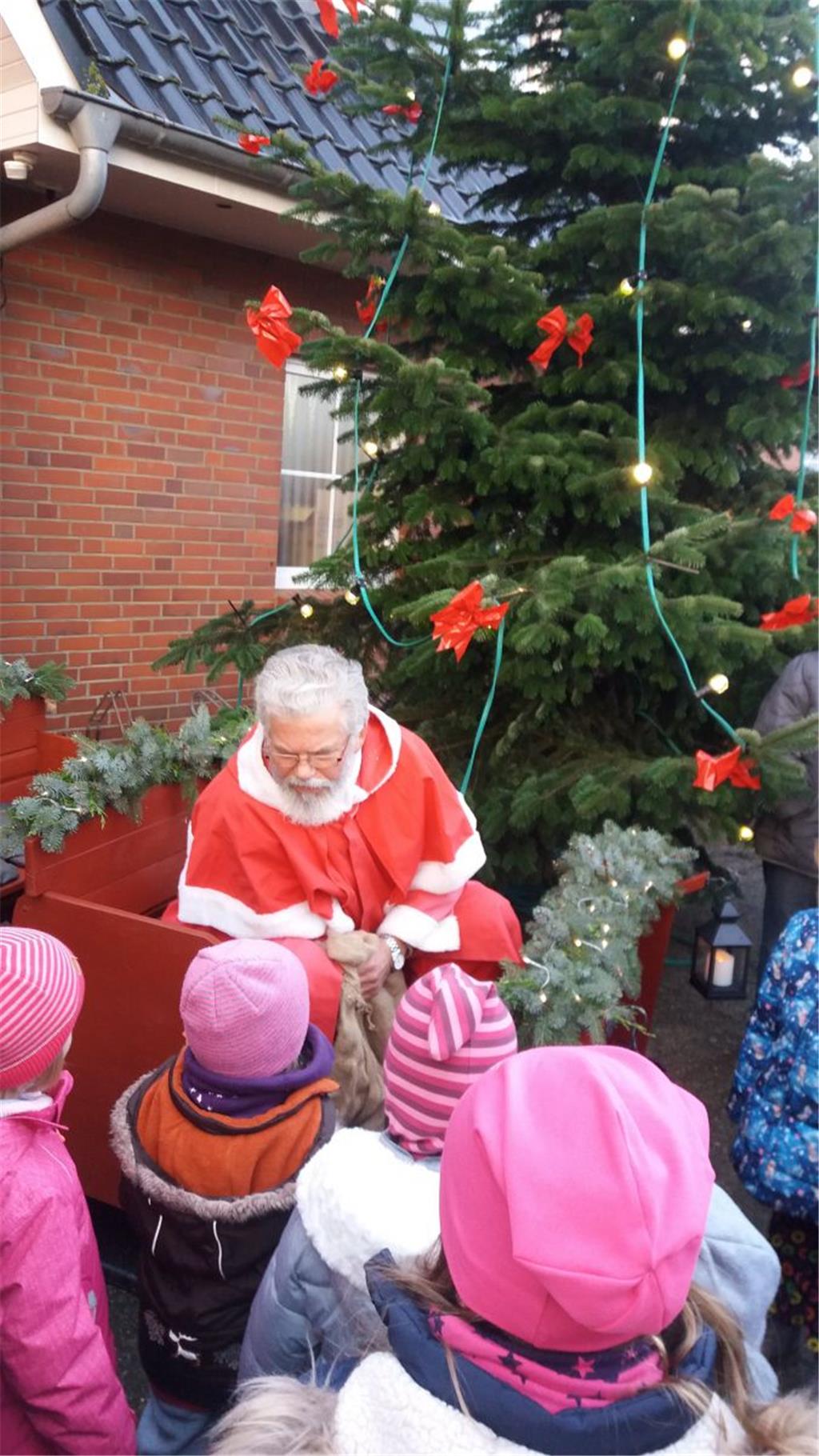 Für leuchtende Kinderaugen sorgte beim Advent in Cappel der Weihnachtsmann.