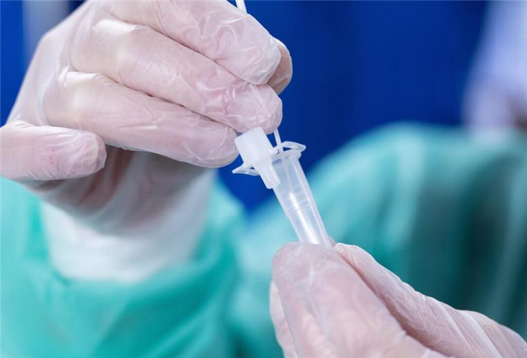 Nach Corona-Infektion gibt es keinen kostenlosen Schnelltest mehr Eine Mitarbeiterin wertet in einem Corona-Testzentrum einen Schnelltest aus