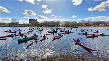 Für mehr Klimaschutz haben in Bremen auf der Weser rund 100 Menschen in 70 Booten demonstriert.