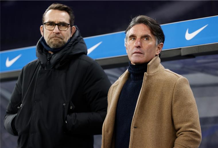 Hertha trennt sich von Labbadia und Preetz Herthas Trainer Bruno Labbadia (r) und Manager Michael Preetz stehen vor dem Spiel vor der Bank.
