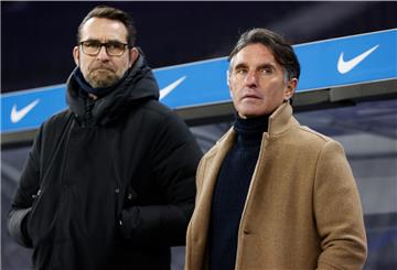 Herthas Trainer Bruno Labbadia (r) und Manager Michael Preetz stehen vor dem Spiel vor der Bank. 