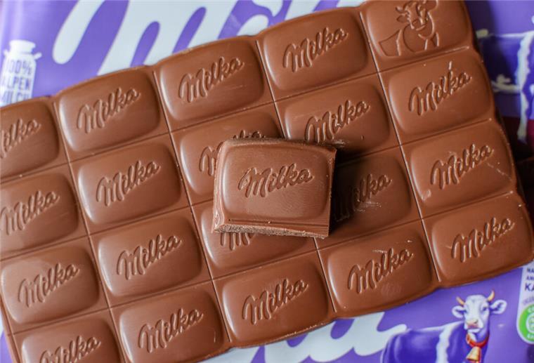 Milka ist „Mogelpackung des Monats“: Weniger Schokolade, aber höherer Preis Eine Tafel Milka Alpenmilch Schokolade liegt auf einem Tisch. Milka-Schokolade ist nicht nur teurer geworden, sondern auch die Füllmenge wurde reduziert.