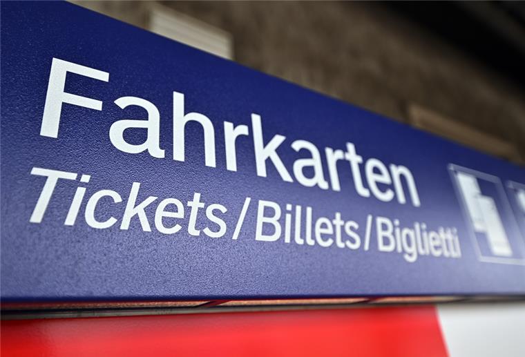 Deutsche Bahn kündigt Verkaufsstart für 9-Euro-Ticket an Für neun Euro im Monat mit Bus und Bahn durchs ganze Land. Vor dem Start im Juni beginnt demnächst der Ticket-Verkauf.