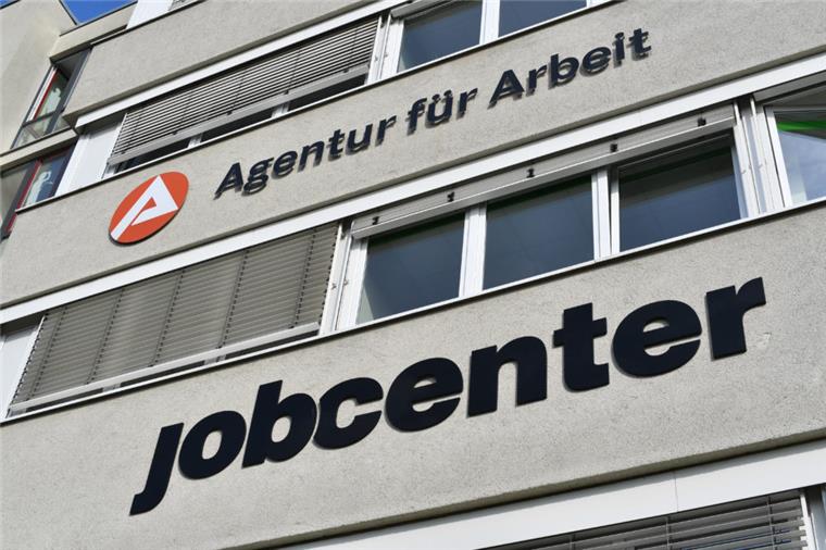 Unfreundliche Mitarbeiter im Jobcenter? Gewerkschaft wehrt sich Für Niedersachsens Ministerpräsident Stefan Weil sind die Mitarbeitern in Jobcentern und den Arbeitsagenturen zu unfreundlich.