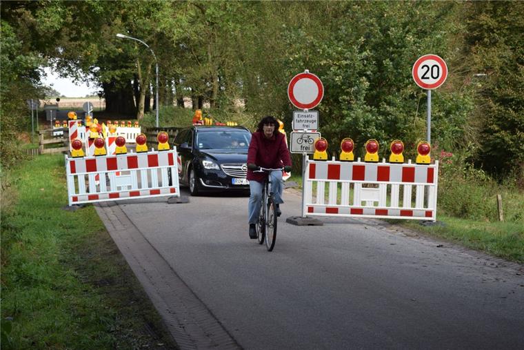 Baustelle: Der Volkszorn in Heeslingen kocht weiter Für Radfahrer ist die Heeslinger Jahnstraße problemlos passierbar. Personenkraftwagen und andere Fahrzeuge, die unerlaubt über die Ostebrücke fahren, müssen in der „Schikane“ auf Schritt-Tempo herunter gehen, um sich unbeschadet durch die versetzt aufgestellten Absperr-Baken schlängeln zu können. Anlieger wollen Ende der Woche trotz der Sperrung über 3000 Fahrzeuge gezählt haben, die durch die Jahnstraße gefahren sind.