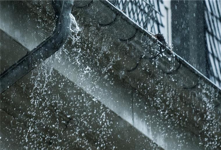 Weiter Unmut über Regenwassergebühr in Bremerhaven Für Regenwasser, das auf versiegelte Flächen fällt, wird in der Stadt Bremerhaven seit Jahresanfang eine Niederschlagsgebühr fällig. Das missfällt vielen.