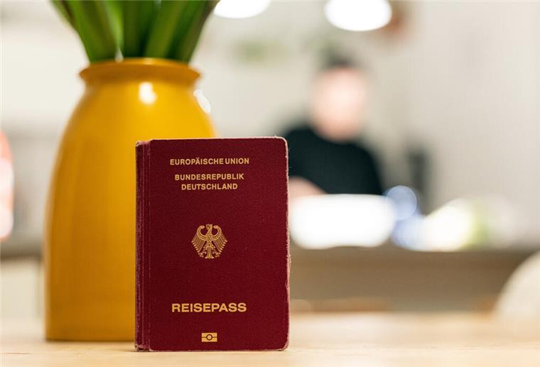 Sicherer, schneller, digital: So ändern sich Passfotos und Ausweisverfahren Ein Reisepass steht auf einem Tisch in einer Wohnung. Für Reisepässe und Ausweise gelten ab Anfang Mai neue Regeln für die Fotos. Die Bilder sollen auch in den Bürgerämtern digital aufgenommen werden können. Aber die Technik gibt es noch nicht überall.