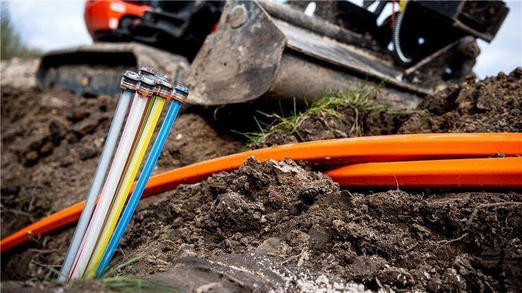 Überbau-Problem: Behörde äußert sich zurückhaltend Für schnelleres Internet: Glasfaserkabel auf einer Baustelle.