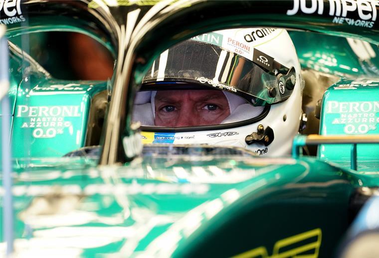 Vettel versteigert Fotoplätze auf seinem Helm im letzten Rennen Sebastian Vettel aus Deutschland vom Team Aston Martin sitzt in seinem Auto.
