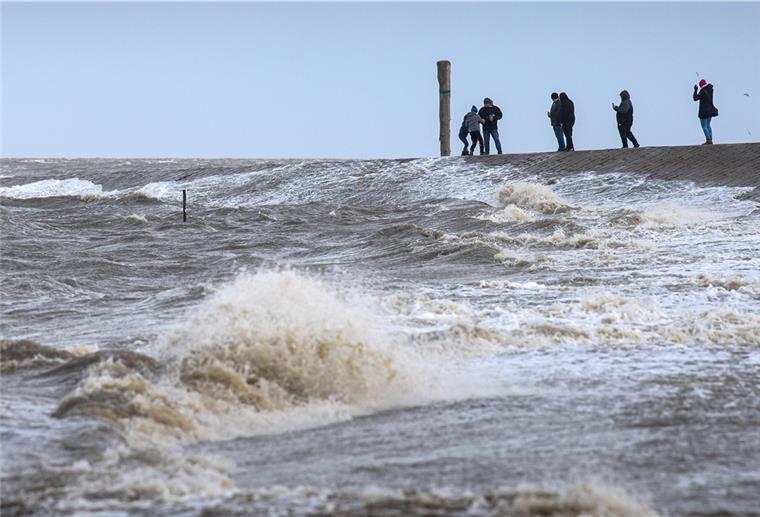 Warnung vor leichter Sturmflut an Niedersachsens-Nordseeküste Für Sonntag bis in den Montag hinein liegt eine leichte Sturmflutwarnung vor.