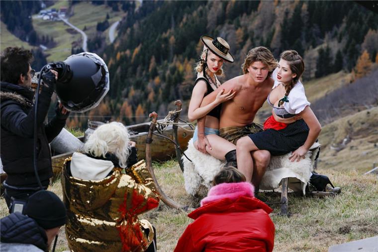 GNTM: Alpen bringen Caroline (21) aus Bremerhaven Glück Für Starfotografin Ellen von Unwerth (goldene Jacke) posierte (von links) Caroline Krüger aus Bremerhaven mit Männermodel Jordan Barrett und Konkurrentin Julia vor den Augen von Jurorin Heidi Klum (rote Jacke).