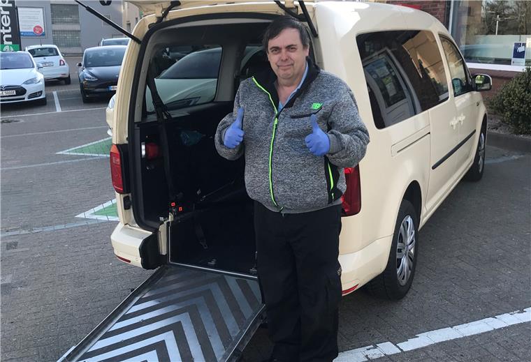 Corona-Krise: Taxifahrer wachsen über sich hinaus Für Taxifahrer wie Peter Schmidt vom Fahrdienst Lorenz haben Krankentransporte jetzt Priorität.