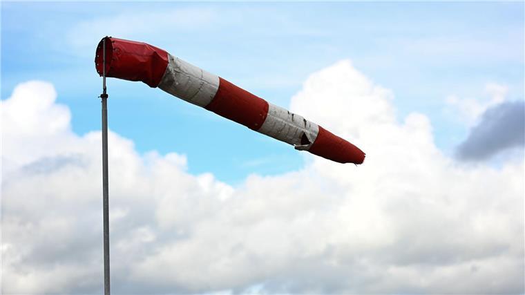 Für Teile der niedersächsischen Nordseeküste gelten Unwetterwarnungen des Deutschen Wetterdienstes wegen der Gefahr von Orkanböen.