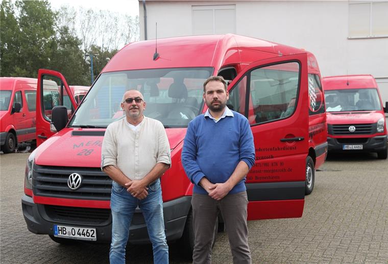 Für Thorsten Morgenroth (links) und Maik Bredehöft vom Fahrdienst Morgenroth hat sich ihr Job in der Corona-Krise verändert. 
