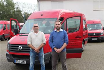 Für Thorsten Morgenroth (links) und Maik Bredehöft vom Fahrdienst Morgenroth hat sich ihr Job in der Corona-Krise verändert. 