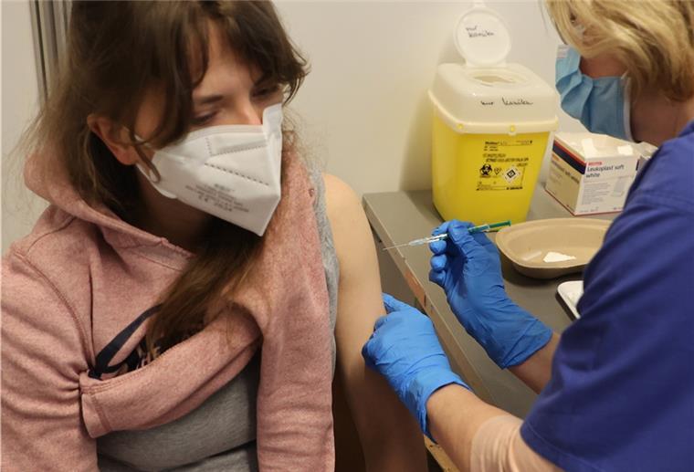 Schon 5000 Anträge: AOK versorgt Flüchtlinge mit Gesundheitskarte Für ukrainische Flüchtlinge im Land Bremen wird die medizinische Versorgung über die elektronische Gesundheitskarte der AOK sicher gestellt.