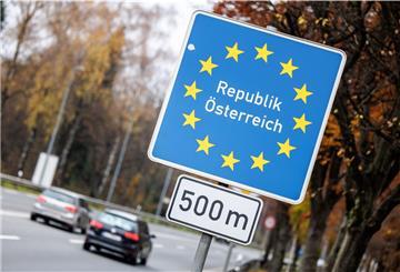 Ein Schild mit der Aufschrift «Republik Österreich - 500m» ist kurz vor der Grenze «Saalachbrücke» zu sehen.