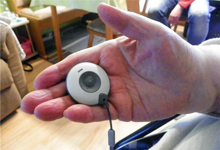 Betrüger geben sich als Hausnotruf-Mitarbeiter aus Thüringen, Mühlhausen: Die 83-jährige Johanna Hochmuth hält einen kleinen Hausnotruf in der Hand.