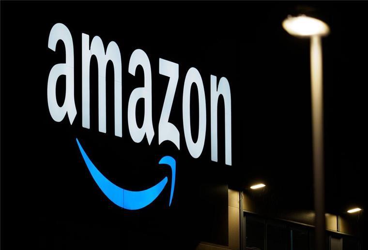 Amazon streicht offenbar heimlich eine beliebte Funktion: Was jetzt auf Nutzer zukommt Das Logo von Amazon ist am Logistikzentrum des Onlineversandhändlers zu sehen. Eine neue Änderung lässt Kunden rätseln.